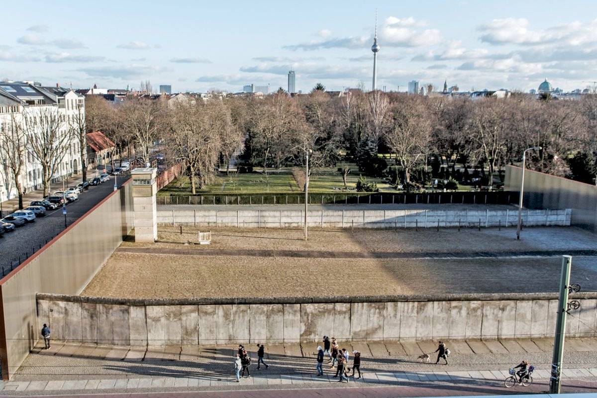 Memorial do Muro de Berlim é uma janela mantida aberta para lembrar a infâmia da Guerra Fria